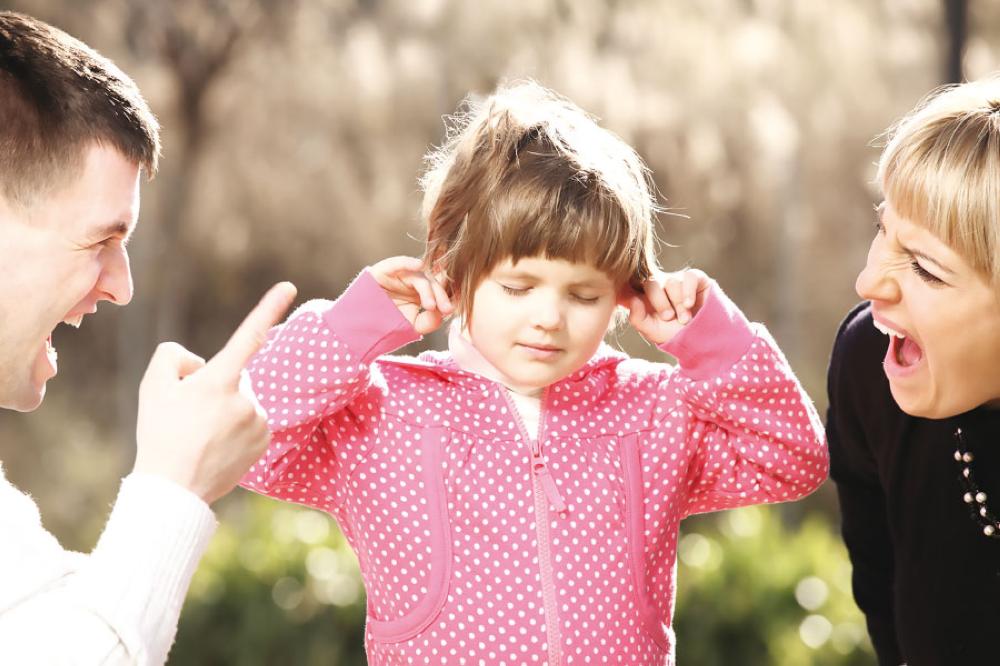 أن يبتعد الأم والأب تمامًا عن حل مشاكلهم أمام الأطفال